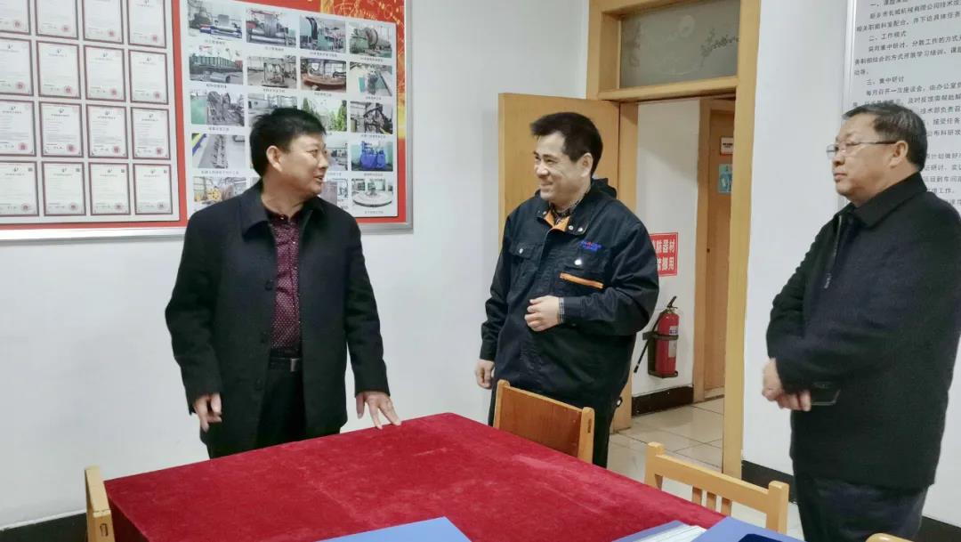 新鄉(xiāng)市總工會副主席王世良(左一)、輝縣市總工會主席李樹林(右一)指導工作