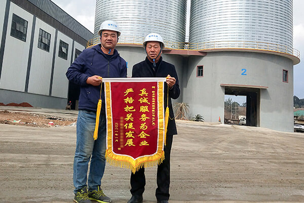 云南客戶為新鄉(xiāng)長城機械送錦旗 云南客戶為新鄉(xiāng)長城機械送錦旗