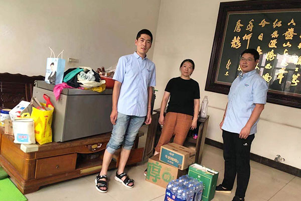 新鄉(xiāng)長(zhǎng)城派代表慰問(wèn)受災(zāi)的員工 新鄉(xiāng)長(zhǎng)城派代表慰問(wèn)受災(zāi)的員工