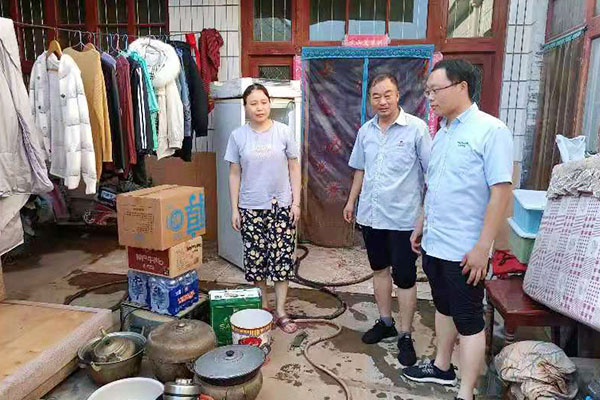 新鄉(xiāng)長(zhǎng)城派代表慰問(wèn)受災(zāi)的員工 新鄉(xiāng)長(zhǎng)城派代表慰問(wèn)受災(zāi)的員工