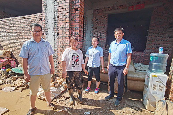 新鄉(xiāng)長(zhǎng)城派代表慰問(wèn)受災(zāi)的員工 新鄉(xiāng)長(zhǎng)城派代表慰問(wèn)受災(zāi)的員工