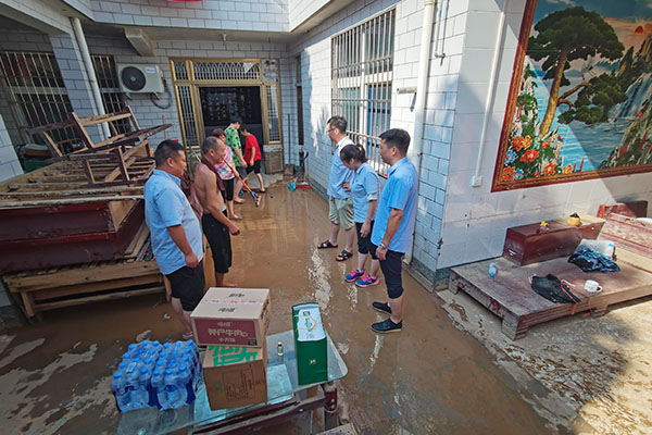 新鄉(xiāng)長(zhǎng)城派代表慰問(wèn)受災(zāi)的員工 新鄉(xiāng)長(zhǎng)城派代表慰問(wèn)受災(zāi)的員工