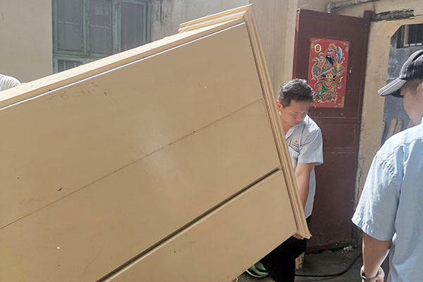 新鄉(xiāng)長(zhǎng)城派代表慰問(wèn)受災(zāi)的員工 新鄉(xiāng)長(zhǎng)城派代表慰問(wèn)受災(zāi)的員工