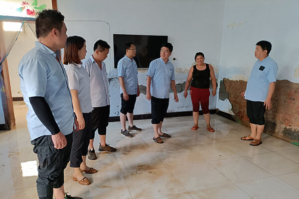 新鄉(xiāng)長城給受災(zāi)員工送物資 新鄉(xiāng)長城給受災(zāi)員工送物資