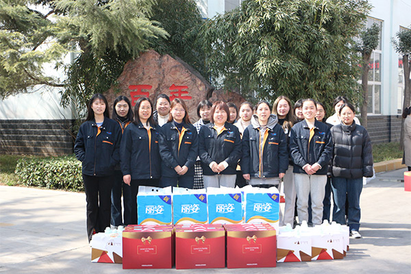 新鄉(xiāng)長城機(jī)械舉辦慶三八福利 新鄉(xiāng)長城機(jī)械舉辦慶三八福利