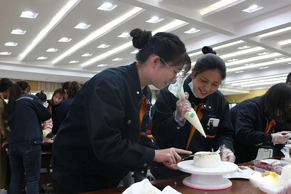 新鄉(xiāng)長城機(jī)械舉辦慶三八蛋糕DIY活動現(xiàn)場 新鄉(xiāng)長城機(jī)械舉辦慶三八蛋糕DIY活動現(xiàn)場