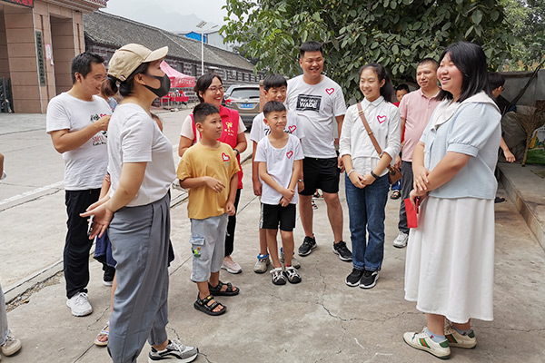 新鄉(xiāng)長城集團(tuán)愛心家庭攜手輝縣義工“愛心助學(xué)，點(diǎn)亮希望”