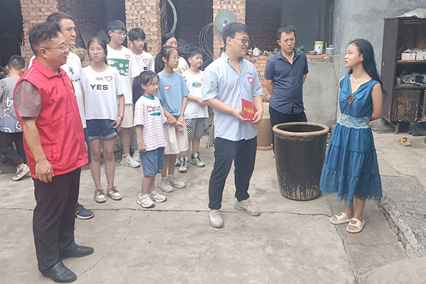 新鄉(xiāng)長城集團(tuán)愛心家庭攜手輝縣義工“愛心助學(xué)，點(diǎn)亮希望”