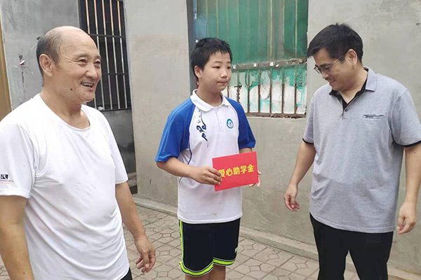 新鄉(xiāng)長城集團(tuán)愛心家庭攜手輝縣義工“愛心助學(xué)，點(diǎn)亮希望”