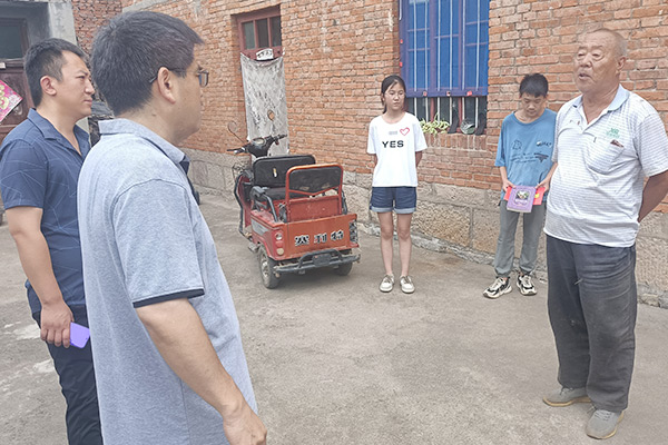 新鄉(xiāng)長城集團(tuán)愛心家庭攜手輝縣義工“愛心助學(xué)，點(diǎn)亮希望”